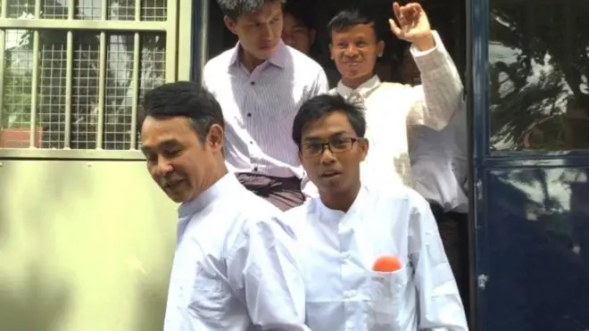 ဖမ်းဆီးခံသတင်းသမားတွေကို သီပေါတရားရုံးမှာ သြဂုတ်လ ၄ ရက်နေ့က ရုံးထုတ်လာစဉ်