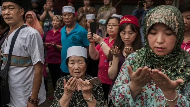 مسلمون هوّيون يصلون صلاة عيد الفطر في إحدى جوامع بكين في يونيو/حزيران 2018