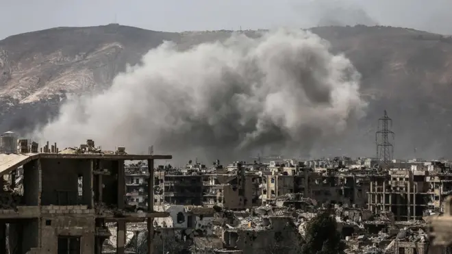 Tentara pemerintah membalas dengan serangan udara ke posisi kelompok pemberontak di Damaskus.