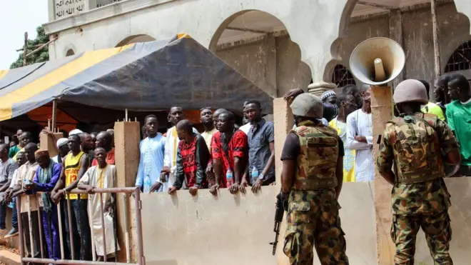 Les habitants du village de Faraba Banta devant une mosquée après les manisfestations du 18 juin