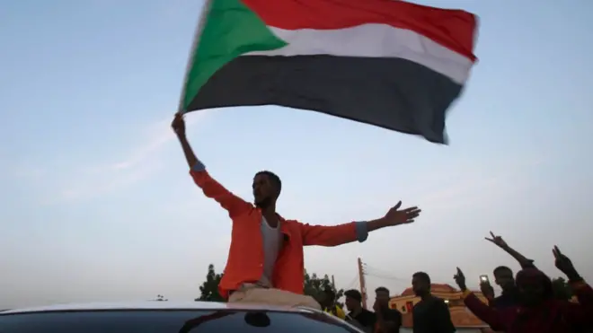 Sudanese protestors dey celebrate for di streets of Khartoum on 5 July 2019.