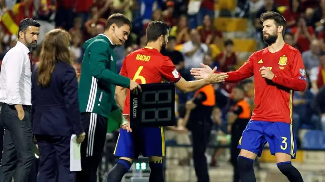 بيكيه يخرج في الدقيقة 59 ليعوضه زميله ناتشو