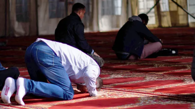 لم تعلن اسماء المساجد التي شملها قرار الإغلاق بعد