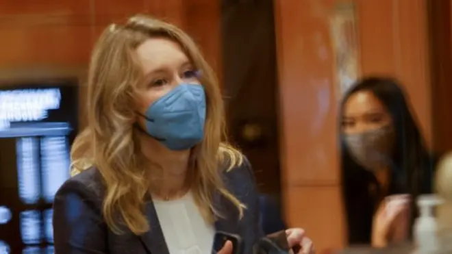 Холмс во время первого заседания суда в среду