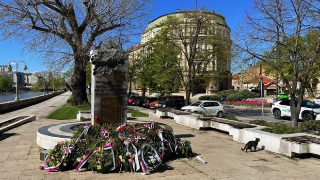 Na žrtve NATO bombardovanja iz Niša, pa i one od 7. maja čuvaju dva spomenika kod zgrade Banovine - jedan je na keju, tik uz Nišavu
