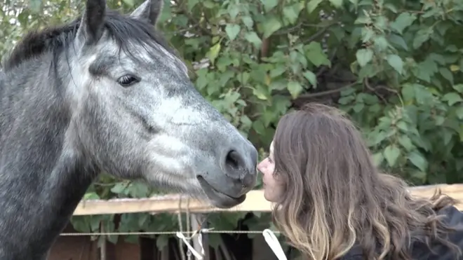 Konj i volonterka azila