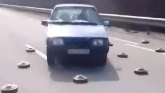 Automobil na putu punom mina