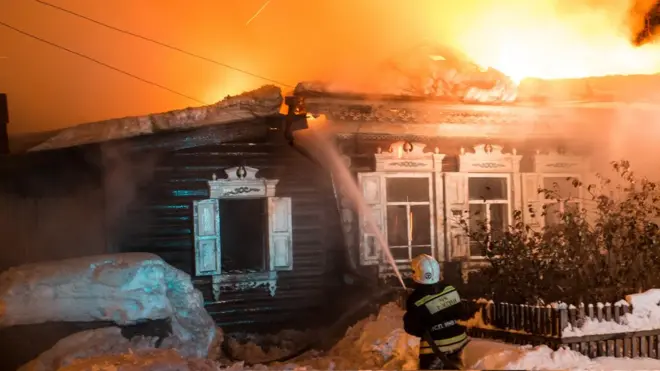 Тела двух детей и двух женщин обнаружили пожарные (архивное фото)