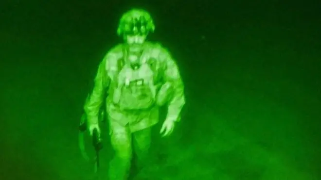 82 වන ගුවන් අංශයේ අණ දෙන නිලධාරියා වන එක්සත් ජනපද හමුදා මේජර් ජෙනරාල් ක්රිස් ඩොනාහු සී -17 ප්‍රවාහන ගුවන් යානයට ගොඩ වූ අවසාන ඇමරිකානුවයි.