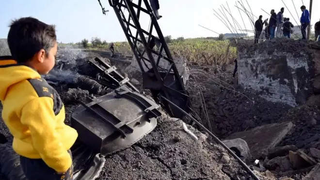 طفل يتفقد جسرا صغيرا دمر بالقرب من قرية القليلة جنوب لبنان