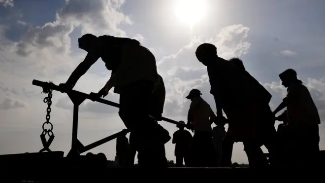 حقوق انسانی کی تنظیموں اور جبری مزدری کے خلاف کام کرنے والی تنظیموں کا کہنا ہے کہ ملک کے غیر منظم سیکٹر میں بہت سے ایسے شعبے ہیں جہاں مزدوروں کا استحصال عام ہے