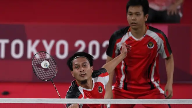 Hendra/Ahsan memastikan diri lolos ke semifinal setelah menyingkirkan pasangan tuan rumah, Takeshi Kamura/Keigo Sonoda, dalam laga tiga gim 21-14, 16-21, 21-9.