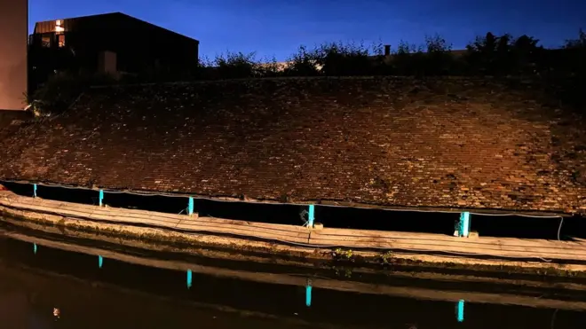 Glowee utilise des bactéries bioluminescentes à l'intérieur de tubes cylindriques pour produire des lumières qui peuvent fournir une douce lueur dans les espaces publics