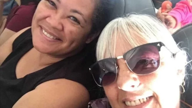 Janaína Araújo (à esquerda) com a companheira Iomar Fernandes Torres. Janaína morreu após dez horas na filaafun casa de apostaesperaafun casa de apostaum Centroafun casa de apostaReferênciaafun casa de apostaAssistência Social (Cras)