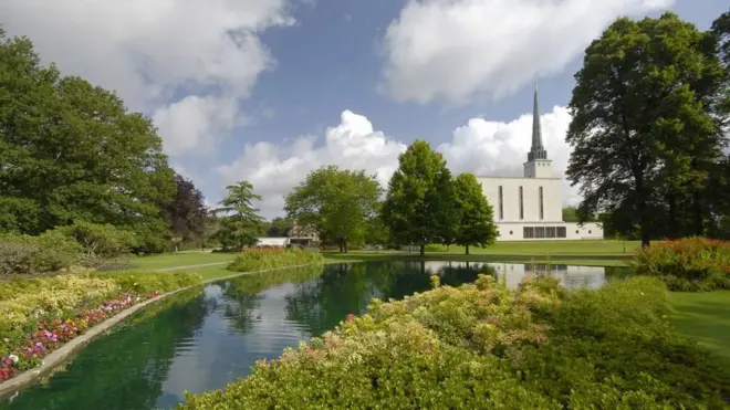 Nhà thờ giáo phái Mormon nằm cách thị trấn vài dặm về phía bắc, tại Đền London England ấn tượng