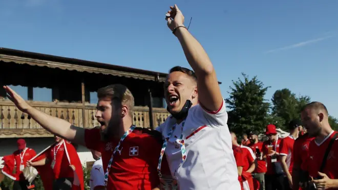 Suporter Swiss berkumpul di St Petersburg, Rusia, yang mencatat tingkat kematian tertinggi akibat Covid-19.