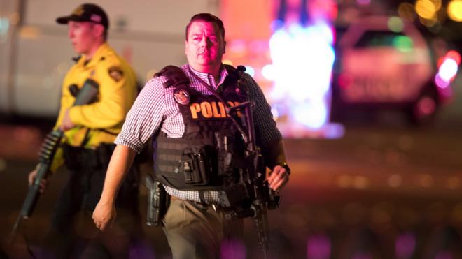 拉斯維加斯槍擊案現場持重型槍械警員巡邏（2/10/2017）