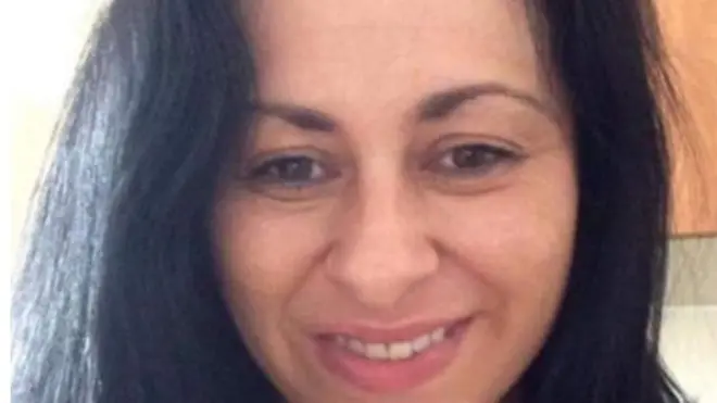 Sekelompok penghasut di dunia maya mengirimkan email kepada polisi bahwa Kellie Howarth adalah pelaku pelecehan seksual terhadap anak-anak.