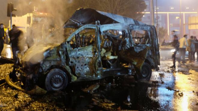 土耳其贝西克塔斯体育馆爆炸现场一辆被炸毁的汽车（10/12/2016）
