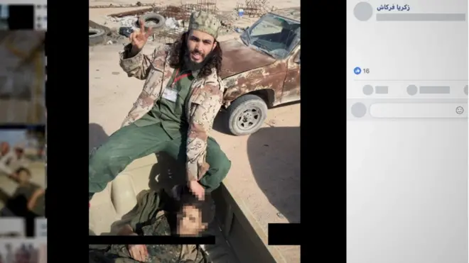 صورة من صفحة زكريا فركاش في فيسبوك وهو يلتقط صورة مع جثة لمقاتل إسلامي
