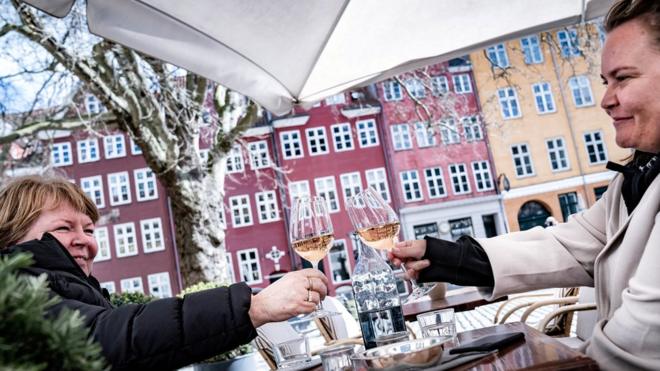 Женщины в Дании пьют вино (архивное фото, 21 апреля 2021 года)