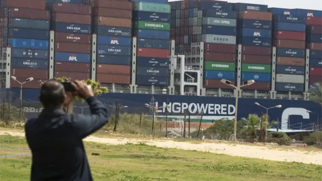 ناقلة حاويات تبدأ بالتحرك في قناة السويس بمحاذاة مدينة الإسماعيلية