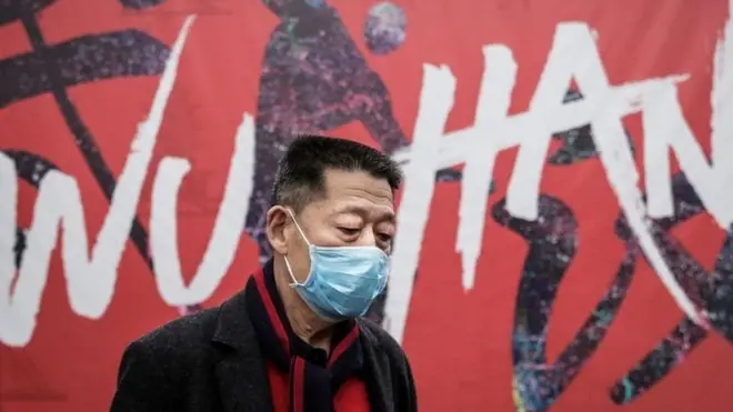 እቲ ቫይረስ ንፈለማ እዋን ኣብ ቻይናዊት ከተማ ዉሃን ብ2019 ከምዝተረኣየ ይግለጽ