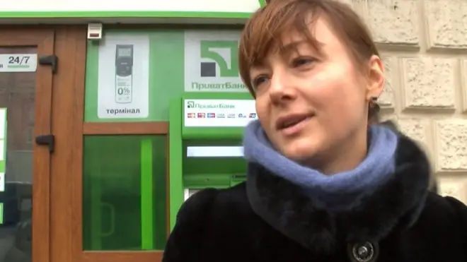 Мешканка Києва біля банкомату Приватбанку