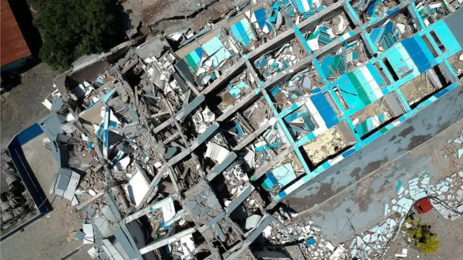 ภาพมุมสูงเผยให้เห็นซากโรงแรมสูง 10 ชั้นในเมืองปาลูบนเกาะสุลาเวสีพังถล่มลงมาจากแผ่นดินไหวเมื่อวันที่ 28 ก.ย. 2018