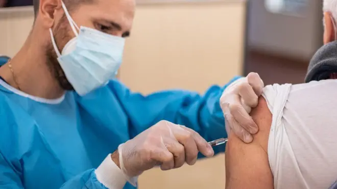 Hơn năm triệu người - từ các nhóm ưu tiên ba và bốn - từ hôm thứ Hai 18/01 sẽ được mời để tham gia chủng ngừa.