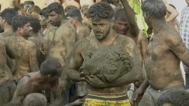 ඉන්දියාව: හින්දු දෙවියෙකු සැමරීමට ගොම සටනක්