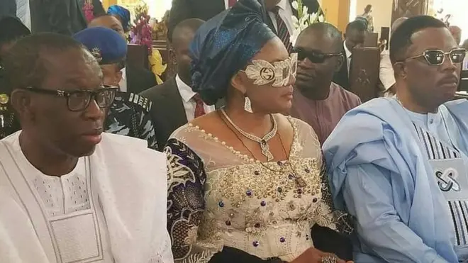 Ọbụghị sọsọ Odozi akụ Obiano na di ya bụ ndị ama ama gara ya bụ akwamozu, mana ọ bụ ya ka anya hụrụ ọfụma, maka kpọcha kpọcha enyo anya ha.