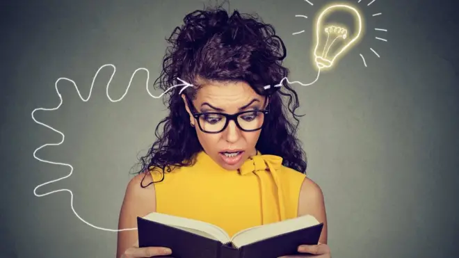 Mujer joven con libro.