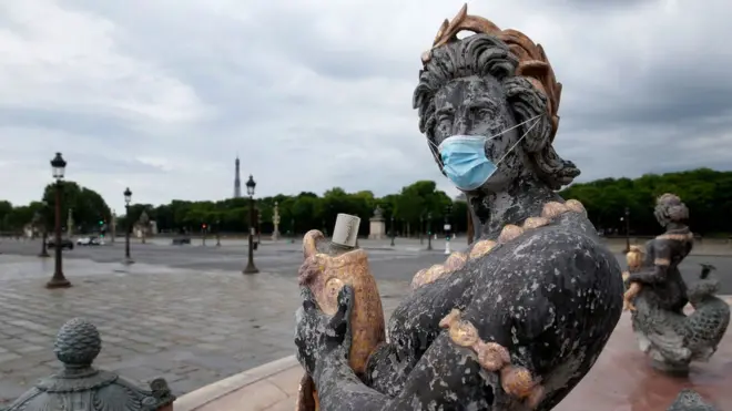 Ношение масок на улице и в общественных местах отныне распространено на весь Париж