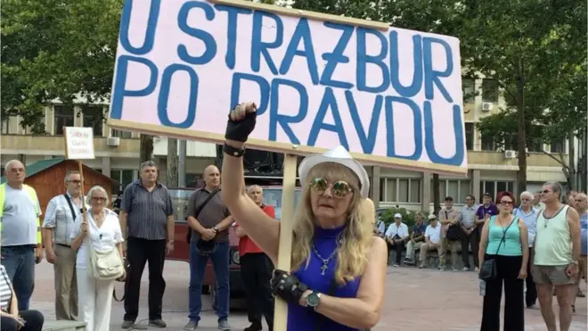Učesnica protesta sa transparentom