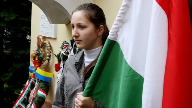 Згідно з даними міністерства освіти, в Україні навчаються угорською мовою 16 тисяч школярів