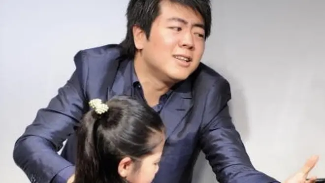 郎朗教9岁琴手弹钢琴。