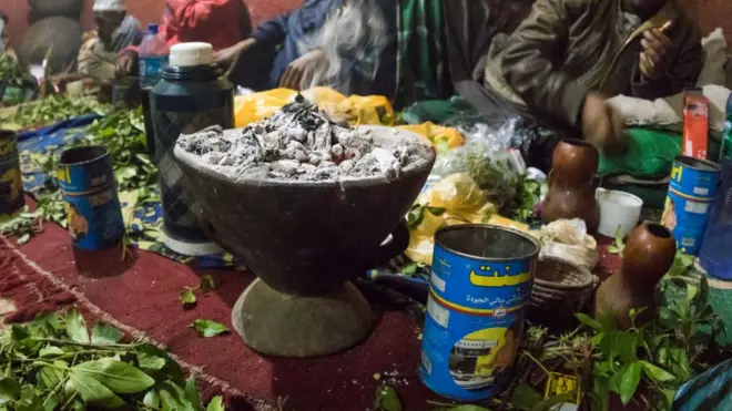 Namoota gareen jimaa qama'aa fi sigaaraa xuuxaa jiran