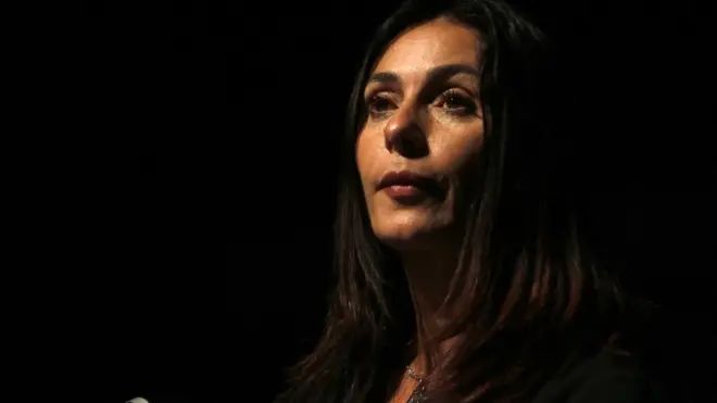 يتهم تقرير الصحيفة وزيرة الثقافة ميري ريغيف ووزراء الجناح اليميني الآخرين بأنهم يرون أن الفنون "تميل إلى اليسار والنخبوية"