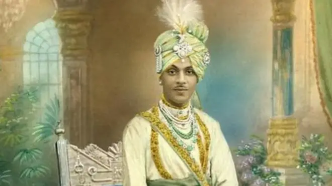 కత్తి పట్టుకుని నిలబడ్డ రాజు పెయింటింగ్.