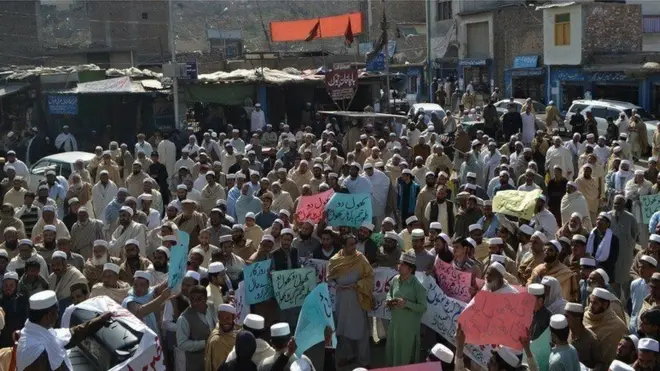 مظاهره کونکو داسې لوحې لېږدولې چې د دوی غوښتنې پرې لیکل شوې وې