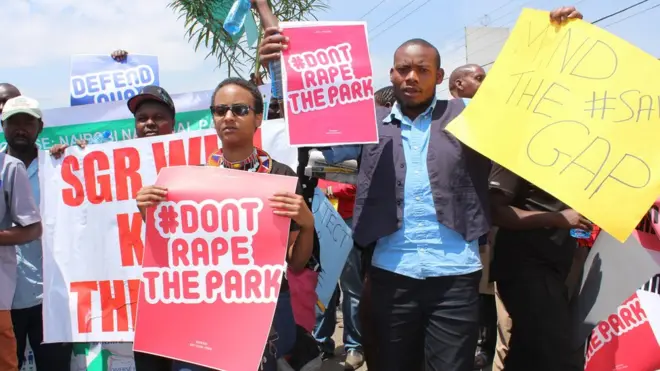 Waandamanaji mjini Nairobi wakipinga ujenzi wa reli ya kisasa ndani ya mbuga ya wanyama ya Nairobi