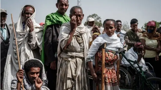 እርዳታ የሚጠብቁ ሰዎች