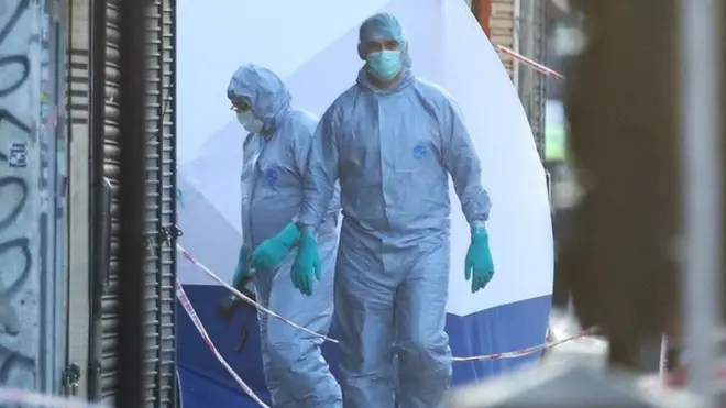 Forenses trabajando en el lugar del incidente.