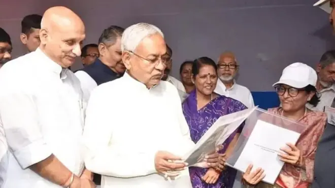 मुख्यमंत्री नीतीश कुमार के साथ चंद्रशेखर (बाएं)