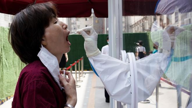北京普仁医院外一名路人让医护人员采集咽拭子样本（14/7/2020）