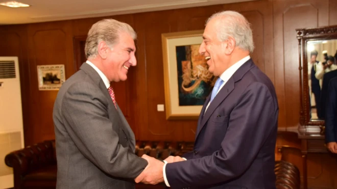 زلمي خلیلزاد اسلام اباد کې شاه محمود قریشي سره وکتل