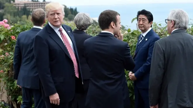 ترامب (الثاني من اليسار) يتابع تحليق طائرة تابعة لسلاح الجو الإيطالي مع قادة آخرين من الدول الصناعية الكبرى