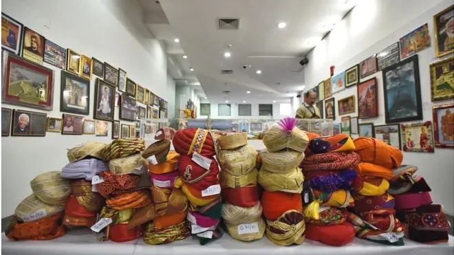 మోదీ బహుమతులు