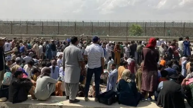 د کابل هوايي ډګر شاوخوا کې زرګونه کسان راټول شوي، هڅه کوي هوايي ډګر ته ننوځي او بهر ته ولاړ شي.